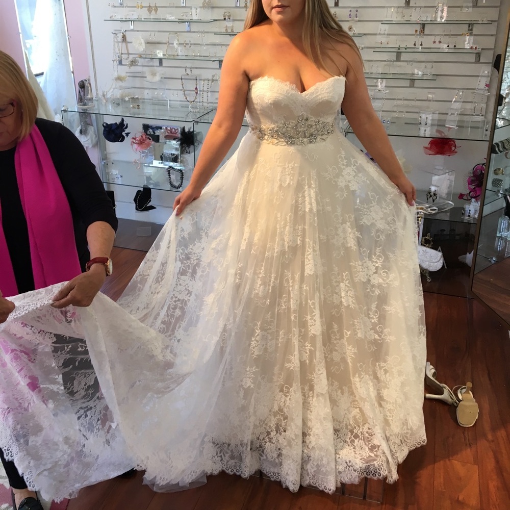 Justin Alexander 8766 chantilly lace wedding dress